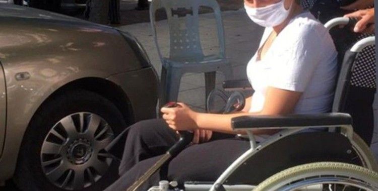 Ayağı kırılan öğrenci sınava tekerlekli sandalye ile girdi
