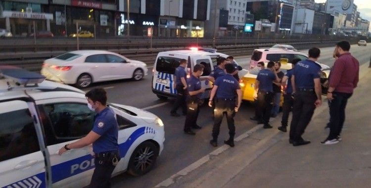 Bakırköy'de bir taksiciyi rehin alan silahlı 5 kişi polis tarafından kovalamaca sonrası yakalandı