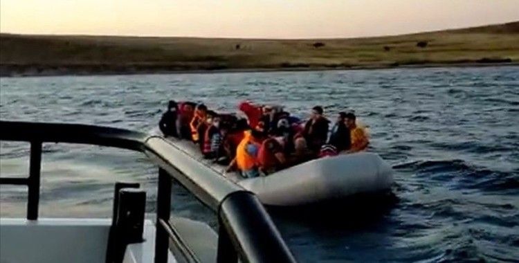 Ayvalık açıklarında Türk kara sularına itilen 40 sığınmacı kurtarıldı