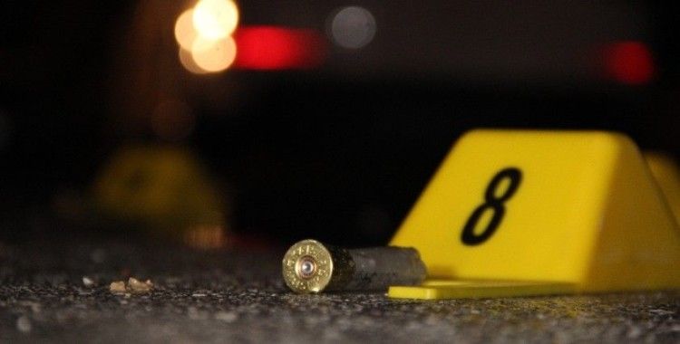 Küçükçekmece'de bir kişi otoparkta silahla vuruldu