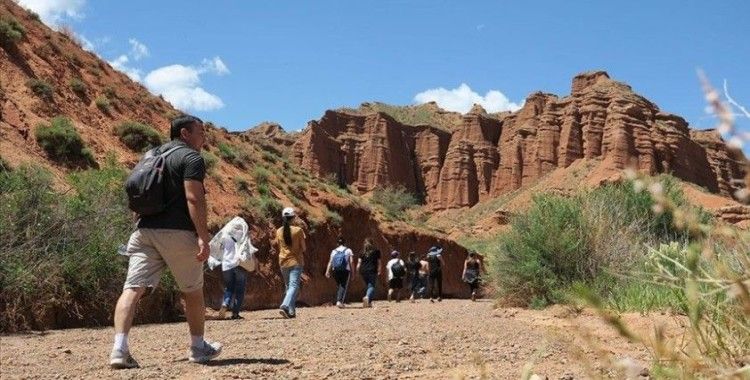Kırgızistan'daki Konorçok Kanyonu'na turist ilgisi artıyor