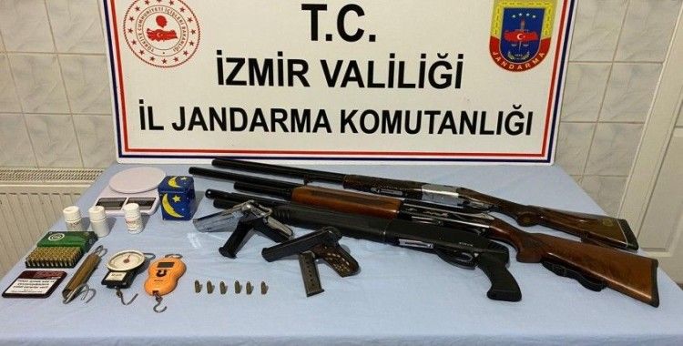 İzmir'de Hint keneviri ve silah ele geçirildi