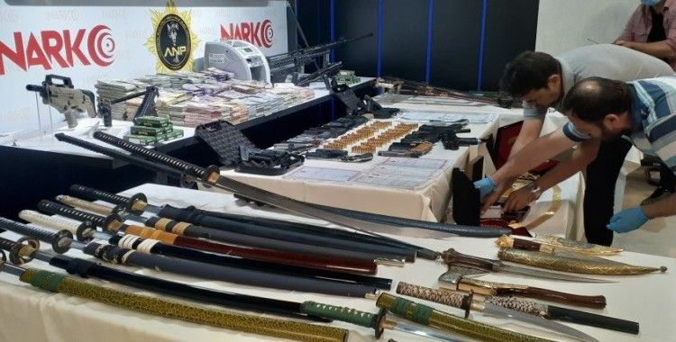 Ankara Narkotik 'Bataklık'ta ele geçirilen malzemeleri sergiledi