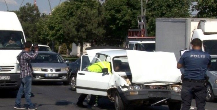 Otomobil minibüse arkadan çarptı: 5 yaralı