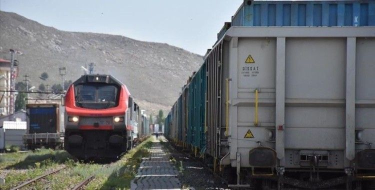 Bakü-Tiflis-Kars demir yolu ile taşınan yük hacmi arttı
