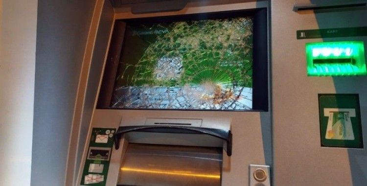 Soymaya çalıştıkları ATM’leri parçaladılar