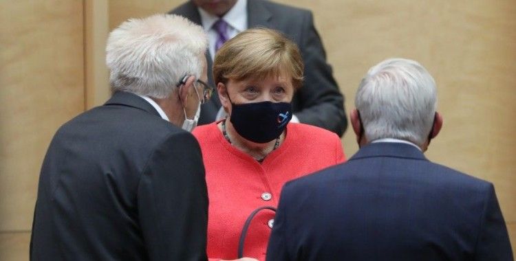 Başbakan Merkel, eleştiriler üzerine maskeli ilk kez görüntülendi