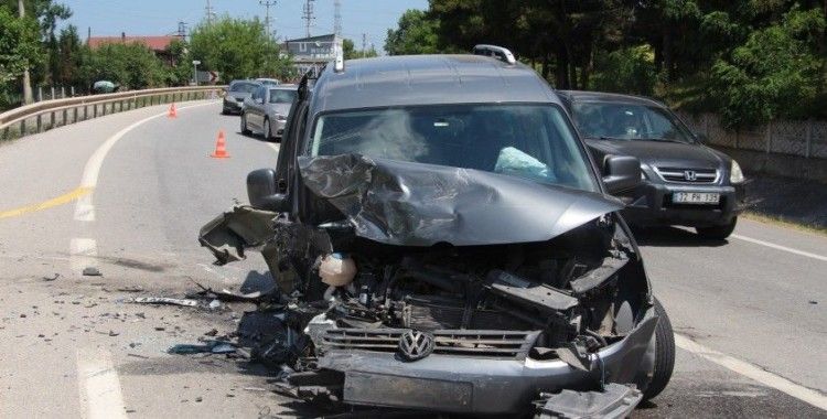 Kocaeli'de hafif ticari araçla otomobil kafa kafaya çarpıştı: 2'si çocuk 5 yaralı