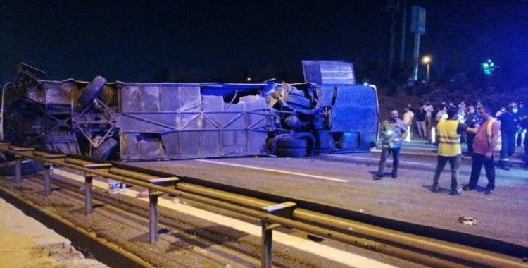 TEM Otoyolu'nda yolcu otobüsü devrildi: 1 ölü, 17 yaralı
