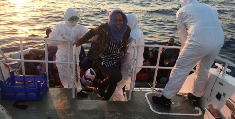 İzmir'de 65 sığınmacı kurtarıldı