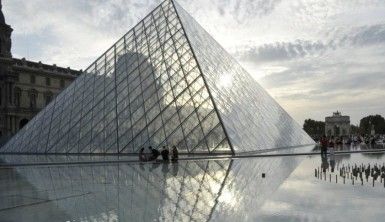 Louvre Müzesi yeniden ziyarete açıldı