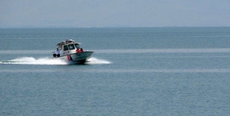 Van Gölü'ndeki batık göçmen teknesi ROW cihazıyla aranıyor