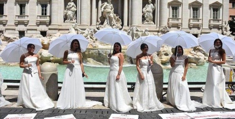 Roma'da gelin adayları ve düğün organizatörleri Kovid-19 kısıtlamalarını protesto etti