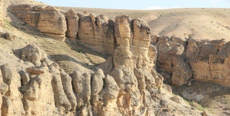 Karaman'daki sıralı kayalıklar peri bacalarını anımsatıyor