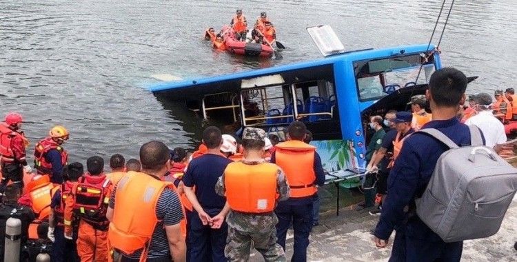 Çin'de gölete düşen öğrenci otobüsünde bulunan 21 kişi hayatını kaybetti
