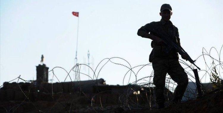 İkna çalışması sonucu YPG/PKK'lı terörist Suriye sınırında teslim oldu