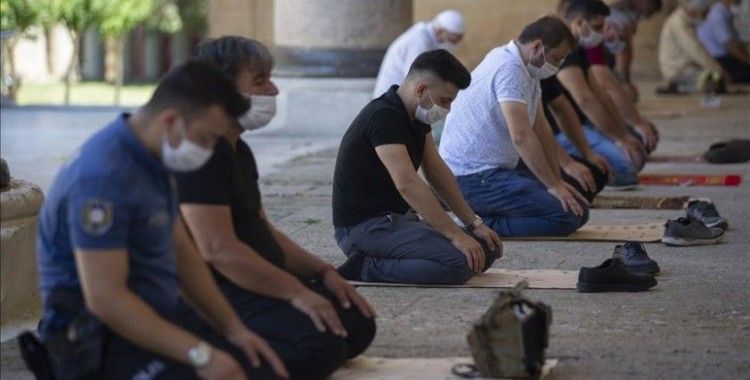 Selimiye Camisi'nde sosyal mesafeye uyularak cuma namazı kılındı