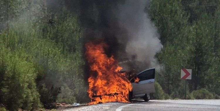 Ormanlık alanda araç alev alev yandı