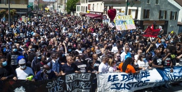 Fransa'da ırkçılık karşıtı protestolarda 'Fatiha' okundu