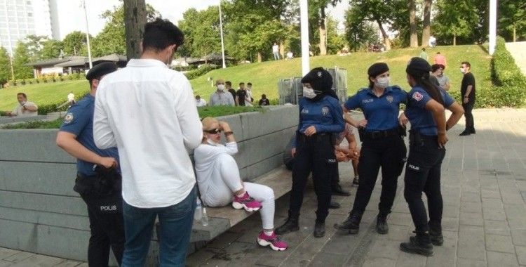 Taksim'de 2 erkek şahıs, bir kadını tekme tokat darp etti