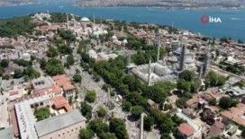 Ayasofya çevresinde saf tutan cemaat havadan görüntülendi