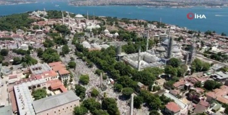 Ayasofya çevresinde saf tutan cemaat havadan görüntülendi