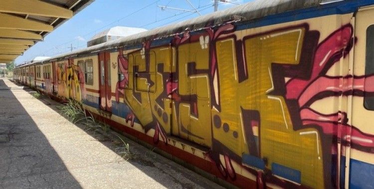 Tarihi boş vagonlar grafiticilerin mekanı oldu