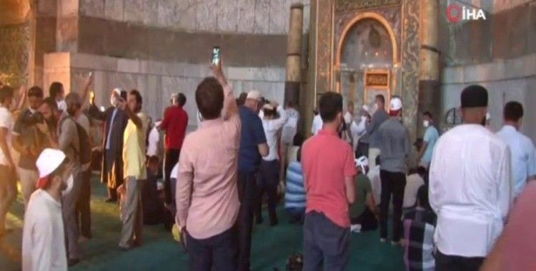 Namazın bitmesiyle vatandaşlar kısım kısım Ayasofya Camii’ne alındı