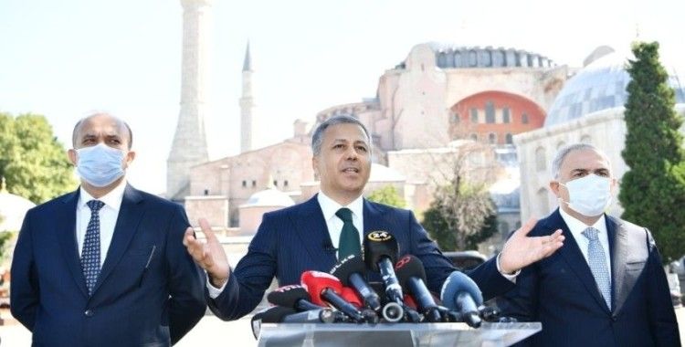 Vali Yerlikaya duyurdu: Ayasofya Camii çevresinde namaz kılma alanları doldu