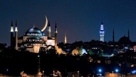 Ayasofya Camii ile hilalin buluştuğu kareler mest etti