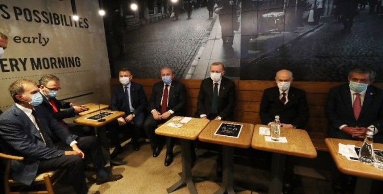 Erdoğan ve Bahçeli Fatih'te bir kafede çay içti