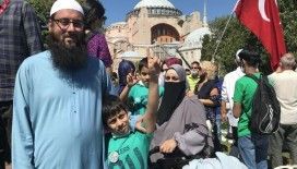 Ayasofya-i Kebir Cami-i Şerifi'nde namaz kılmak için ailesiyle Keşmir'den geldi