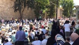 Ayasofya-i Kebir Cami-i Şerifi açılışında meydana sığmayan cemaat caddelerde namaz kıldı