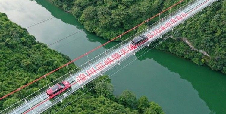 Çin’de dünyanın en uzun cam köprüsü açıldı