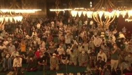 Ayasofya Camii yatsı namazında da doldu taştı