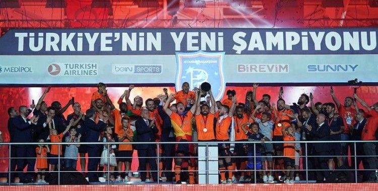 Şampiyon Başakşehir kupasını aldı