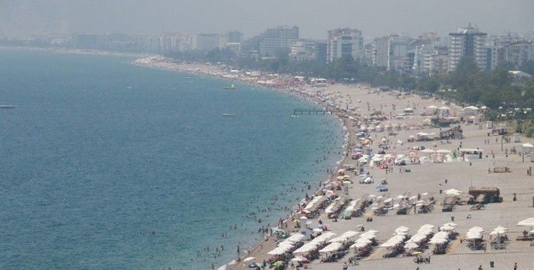 Antalya'da yüksek nemde sahiller doldu