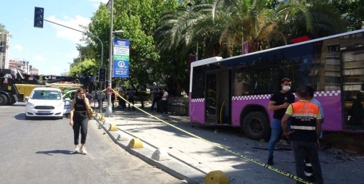 Kadıköy'de otobüs Müjdat Gezen Sanat Merkezi'nin bahçesine girdi: 5 yaralı