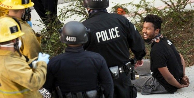 ABD'de protestocu polisi yere yıktı