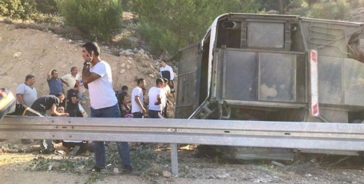 Mersin'de askerleri taşıyan otobüs devrildi: Çok sayıda yaralı