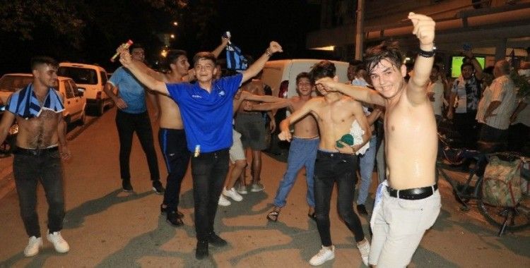 Adana Demirspor taraftarlarından coşkulu final kutlaması