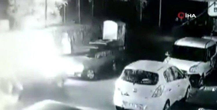 Gaziosmanpaşa'da otomobilleri kundaklayan şüpheli kamerada