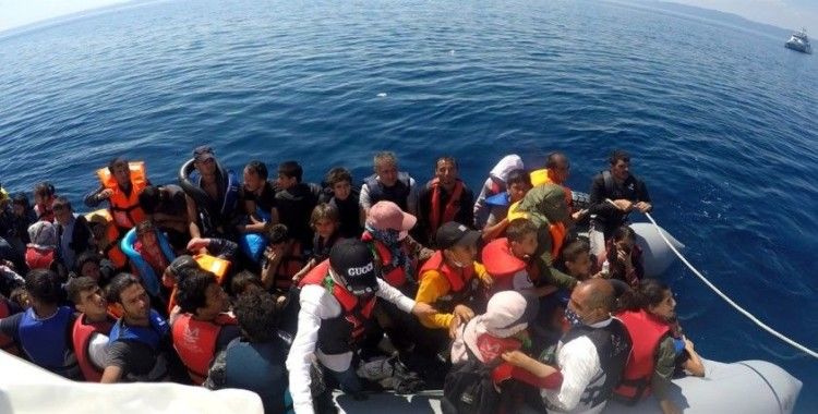 Yunanlılar tarafından geri itilen 60 düzensiz göçmen Türk Sahil Güvenlik ekipleri tarafından kurtarıldı