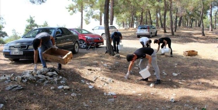 Mersinli gençler, mesire alanlarından bir saatte 1,5 ton çöp topladı