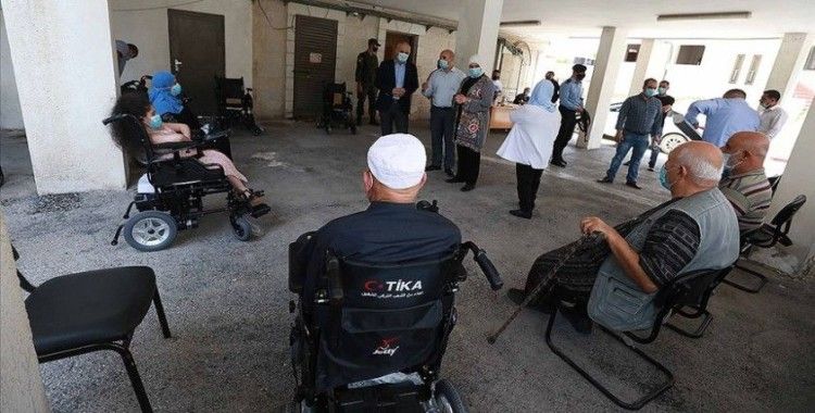 TİKA özel ihtiyaç sahibi Filistinlilere akülü tekerlekli sandalye dağıtımı yaptı