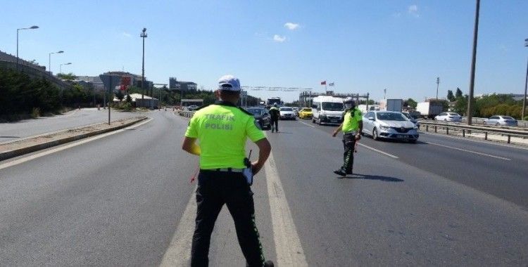 Çamlıca Gişeler’de trafik denetimi: Polis ekipleri çocuklara çikolata ve düdük verdi