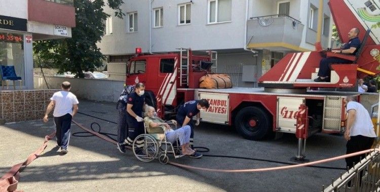 Kadıköy'de yangından bir bebek bir yaşlı vatandaş son anda kurtarıldı
