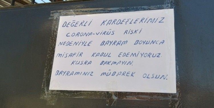 Evinin kapısına astığı yazıyla misafirleri geri çevirdi