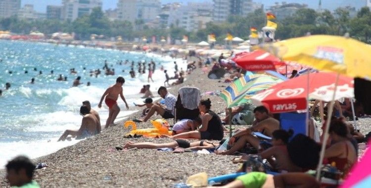 Antalya'da sahillerinde sosyal mesafe ve maskesiz görüntüler