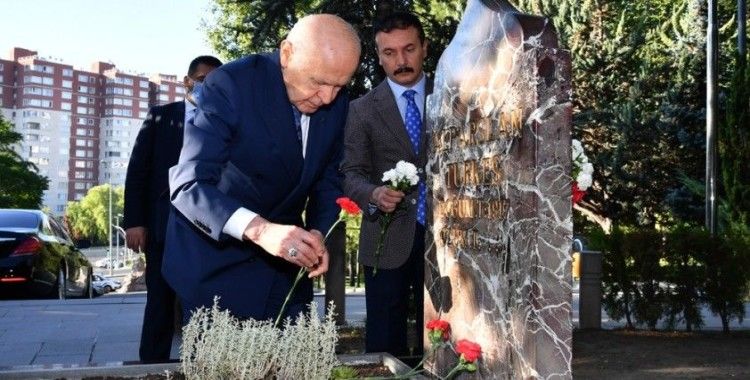 Bahçeli, Alparslan Türkeş'in mezarını ziyaret etti